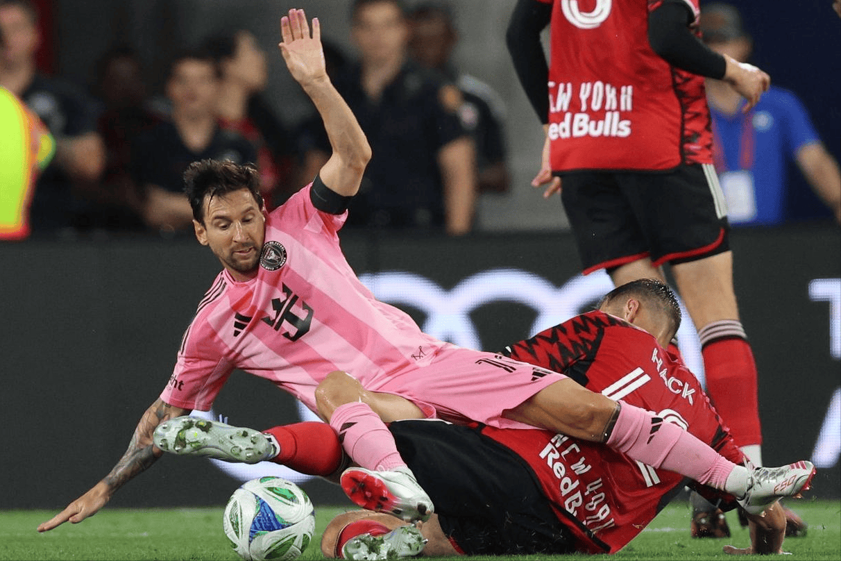 包含梅西意外战胜尤文图斯，出色发挥引爆全场！赛场气氛高涨的词条游戏模拟器